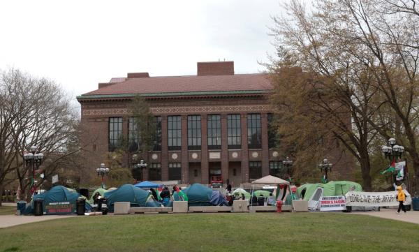 密歇根大学学生在校园里搭帐篷,抗议与以色列-巴勒斯坦冲突有关的大学投资