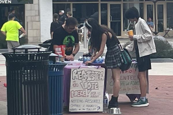 一群活动人士在密歇根大学Diag边的桌子上为选民登记
